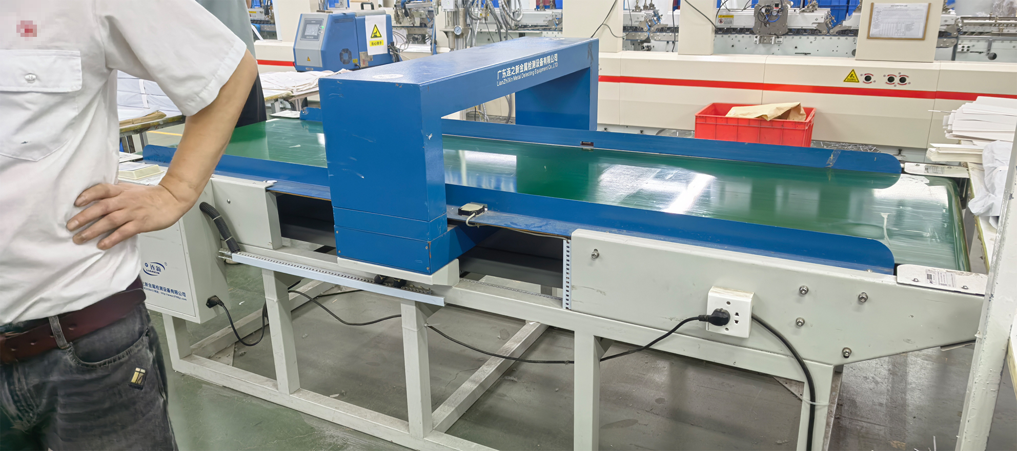 鞋紙盒寬幅檢針機(jī)使用現(xiàn)場