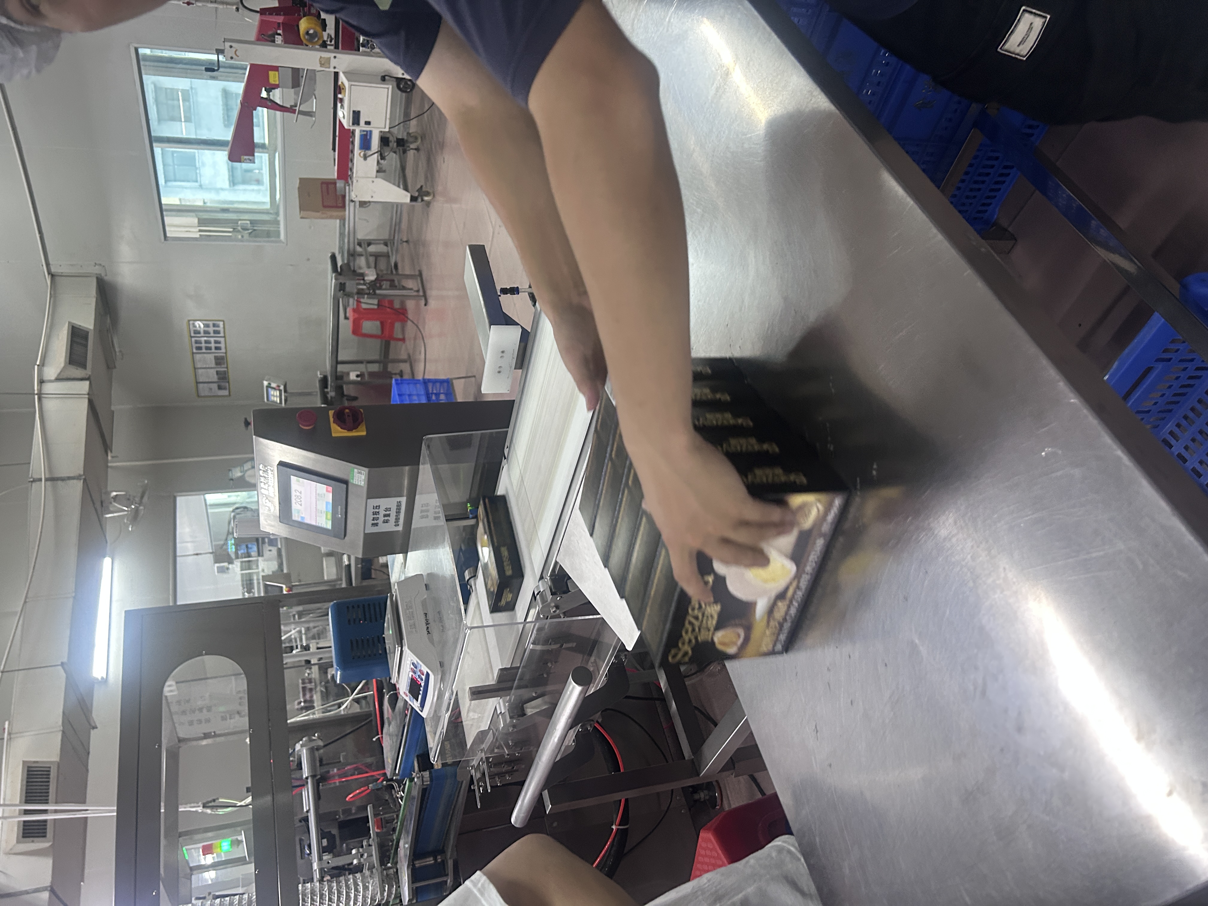 連新食品金屬檢測、食品自動重量識別機(jī)客戶使用現(xiàn)場